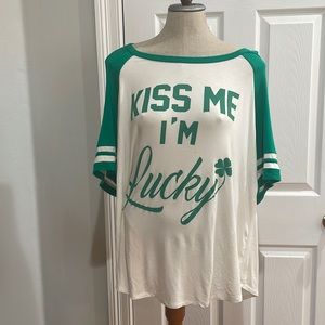 graphic T-shirt kiss me I’m lucky top cut outs Shamrock St. Patrick’s Day sz 1X